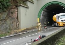 Cenário do acidente entre caminhão e moto, com os bombeiros fazendo o rescaldo. (Foto: Fernando Rosa/Brasil Caminhoneiro)