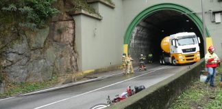 Cenário do acidente entre caminhão e moto, com os bombeiros fazendo o rescaldo. (Foto: Fernando Rosa/Brasil Caminhoneiro)