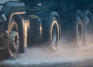 Como dirigir com segurança nas chuvas de verão: dicas essenciais para dezembro nas estradas