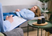 Saúde mental na estrada: como caminhoneiros podem cuidar do bem-estar durante as viagens