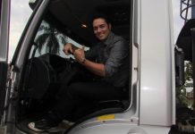 Música e estrada: as paixões do ex-caminhoneiro que interpreta sucessos de Elvis Presley