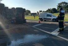 Caminhão carregado com 35 toneladas de amendoim tomba em rodovia