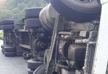 Caminhão tomba na BR-376