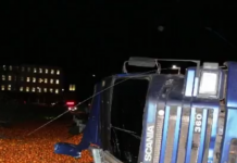 Caminhão carregado com 34 toneladas de laranja tomba em Matão