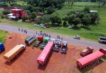 Caminhoneiros paraguaios fazem greve contra bitrens brasileiros Paraguai