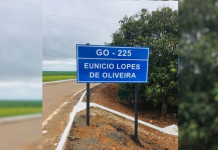 Rodovia que dá acesso à fazenda de presidente do Senado é asfaltada pelo governo de GO e ganha placa com o nome dele