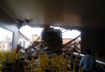 Caminhão desgovernado invade posto de combustível