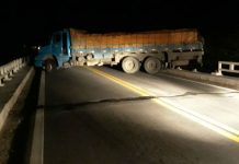 Quadrilha atravessa caminhão em rodovia para impedir passagem de carro-forte e explode veículo