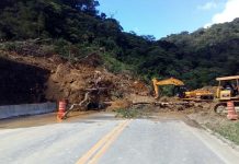 Pedra de 200 toneladas bloqueia Mogi-Bertioga há mais de 24h