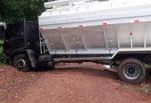 Carga de 200 mil maços de cigarros contrabandeados é apreendida em caminhão atolado