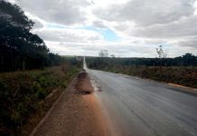 Rodovia BR-158, em Caiapônia (GO), com problemas no acostamento. (Foto: Divulgação/CNT)