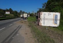 Caminhão é apedrejado e tomba após deixar manifestação