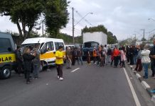 Transportadores escolares preparam churrasco para caminhoneiros em apoio a protestos