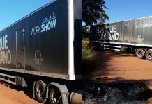 Não vai ter show? Carretas da dupla Henrique e Juliano são paradas em manifestação