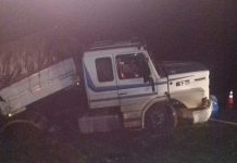 Caminhoneiro sai ileso de acidente, mas morre atropelado