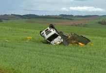 Caminhões são arrastados pela força do vento no Rio Grande do Sul