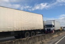 Caminhoneiro fecha guichê de pedágio em protesto