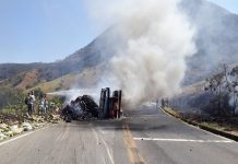Caminhão pega fogo após motorista perder controle da direção e tombar na MGC-381