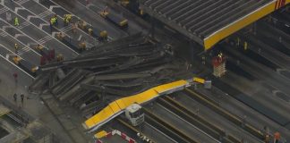 Carreta derrubou parte do pedágio no km 50 da Rodovia dos Bandeirantes. (Foto: Reprodução G1)
