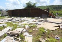 Carga de móveis ficou espalhada pela estrada. (Foto: reprodução G1)