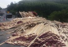 Trecho da BR-116 fica interditado após acidente com caminhão BR-116