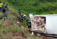 Caminhão com requeijão, após acidente, é saqueado na Dutra requeijão