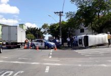 Kombi da prefeitura de Limeira (SP), se choca com caminhão em cruzamento Kombi