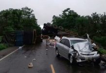 Caminhão que levava livros do MEC fica atravessado na BR-153, no Tocantins Tocantins