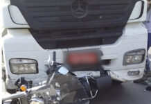 Motorista arrasta moto