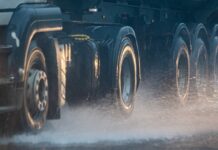 Como dirigir com segurança nas chuvas de verão: dicas essenciais para dezembro nas estradas